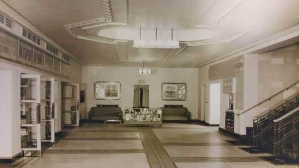 Old photo of the front of the Gaumount entrance