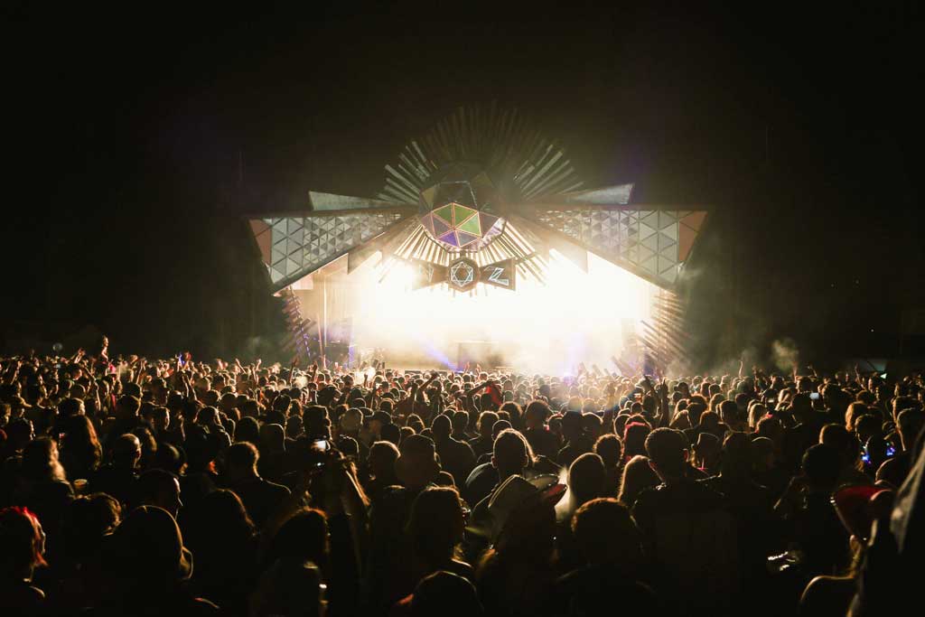 Photo of crowd in front of state at Nozstock