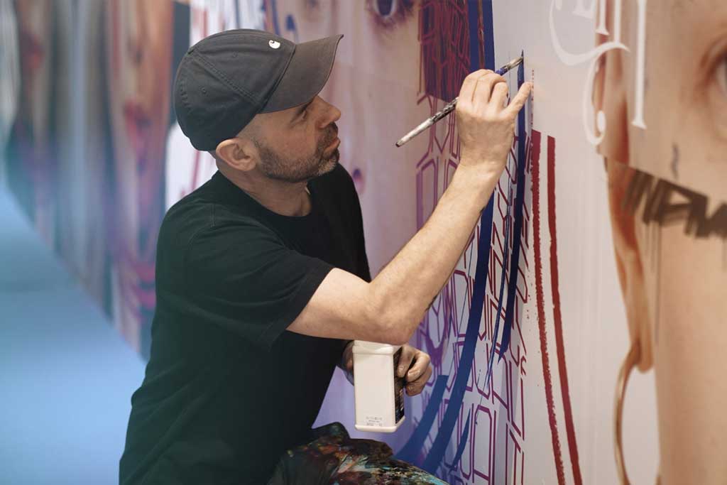 Photo of Rob Draper painting