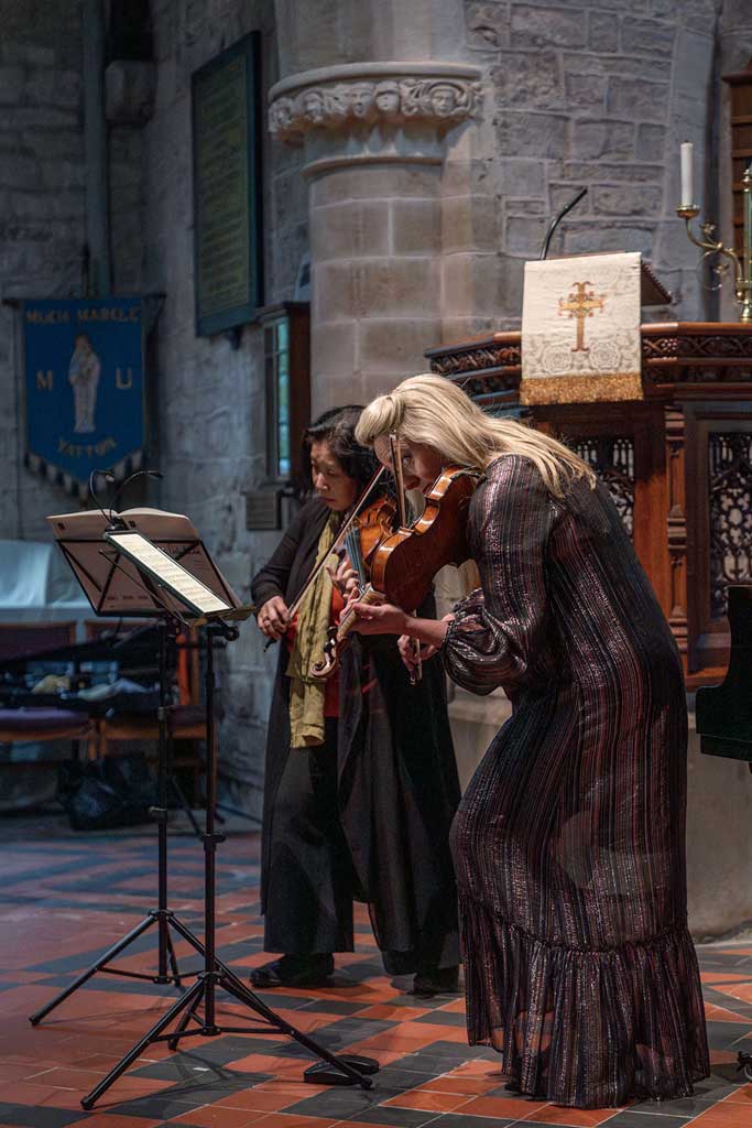 Photo of violin players at Hellensmusic