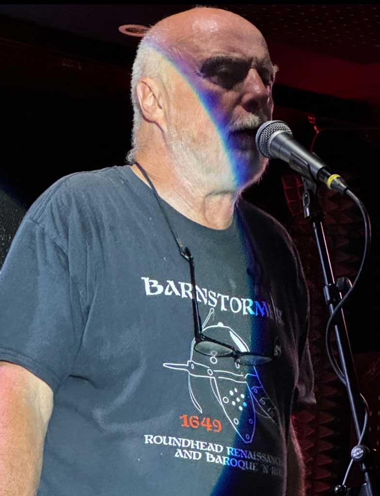 Photo of Attila the Stockbroker on stage