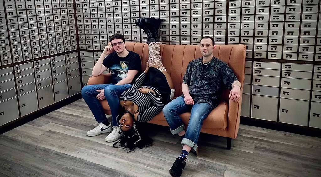 Photo of the band Lycio on a sofa