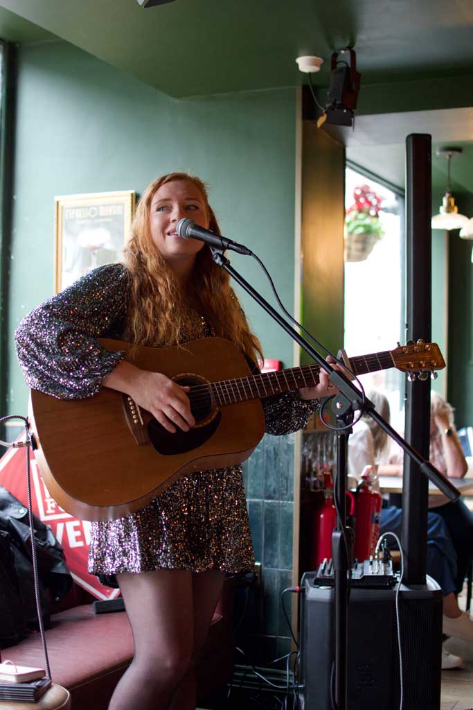 Photo of musician Jennifer Ludlow